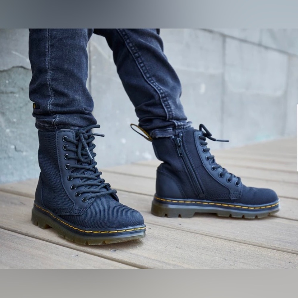 DR. MARTENS COMBS BOOTS - KIDS’ 2 US